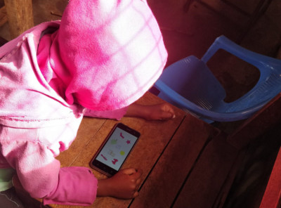 Child learning with a phone using edtech
